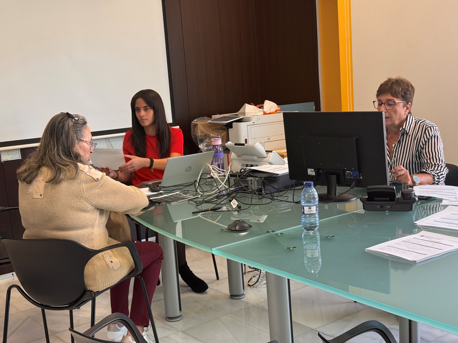 Más de cien personas pasan el primer día por el Punto de Atención a los afectados por la Dana